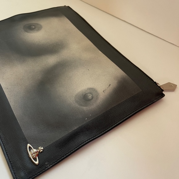 SOLD!!! VIVIENNE WESTWOOD ICONIC TI TS PRINTED BLACK LEATHER CLUTCH NWT SS16 - Picture 9 of 15